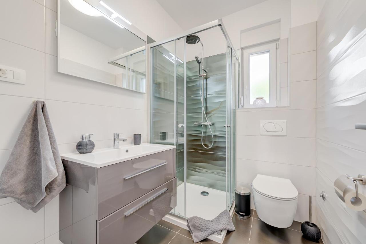 New, Private Heated Swimming Pool, Free Parking, Trogir Centarアパートメント エクステリア 写真